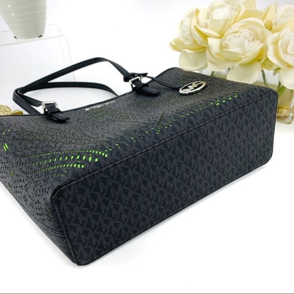 LAST DAY SALE Michael Kors London Tote & Keychain - Picture 6 of 8